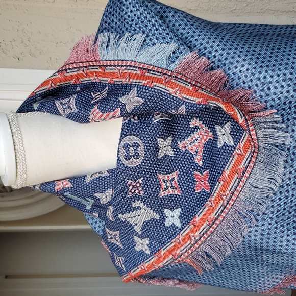 Louis Vuitton Scarf/Wrap - Picture 3 of 5